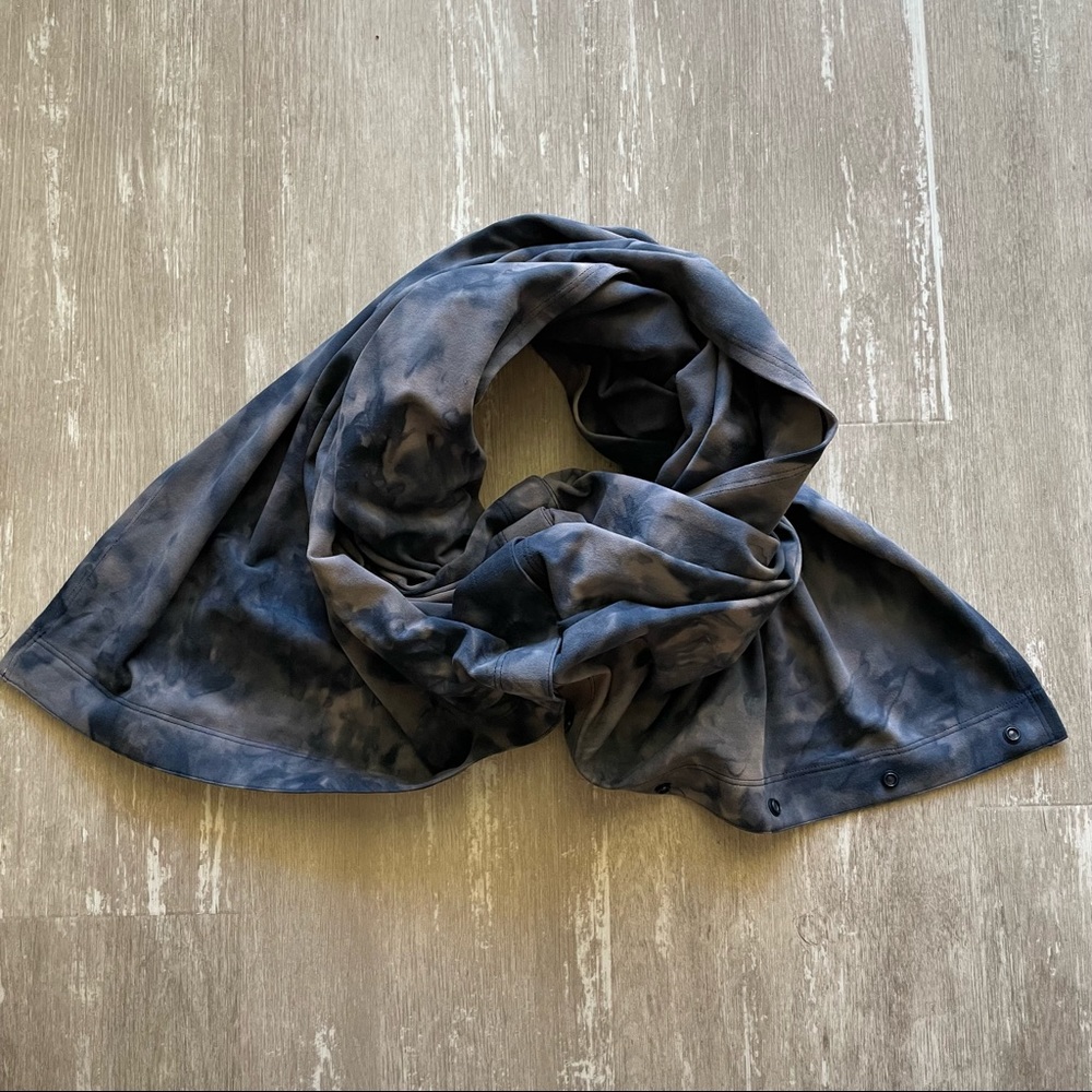 Lululemon Customizable Snap Scarf - Diamond Dye Navy - Picture 2 of 6